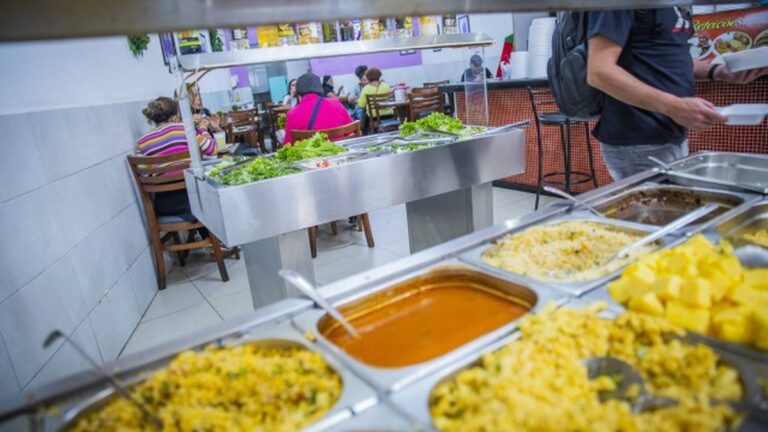 Saldo do vale-refeição dura em média apenas 11 dias e uso do vale-alimentação cresce, aponta pesquisa