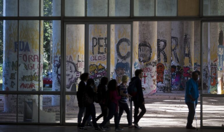 Senado aprova projeto que garante bolsas de R$ 300 e R$ 700 para estudantes de baixa renda