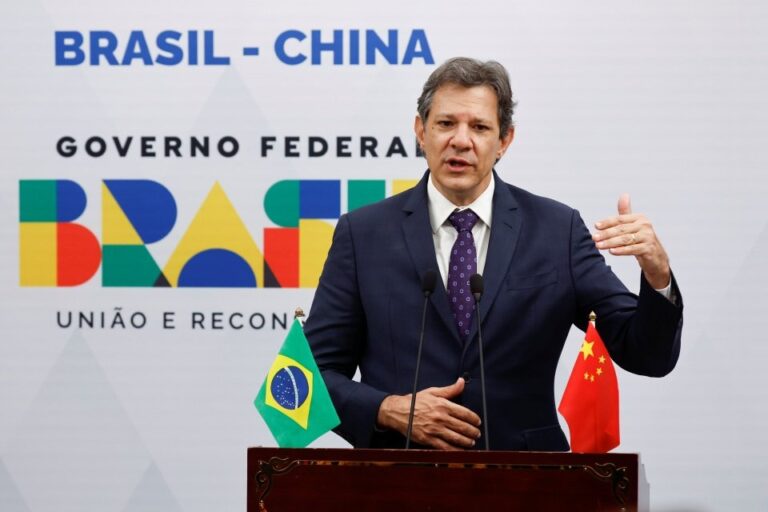 Taxa de compras estrangeiras abaixo de US$ 50 começa em agosto, diz Haddad