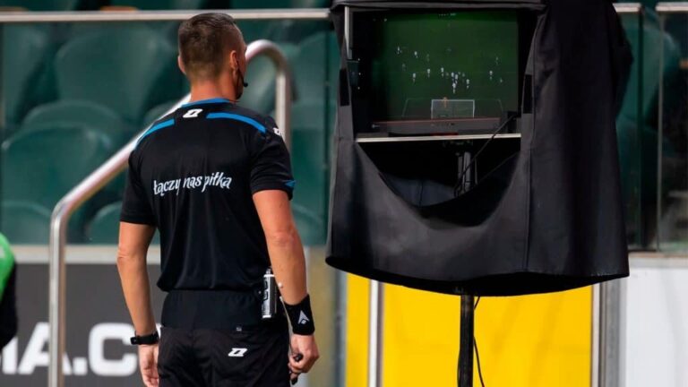 VAR analisando lance durante jogo de futebol