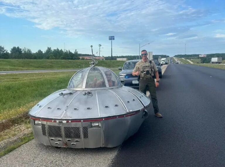 'Disco voador' é parado por policiais rodoviários em estrada nos EUA