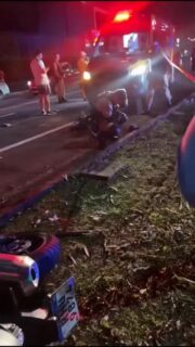 PARANÁ. Policial Militar morre após colisão durante perseguição em Cascavel; motorista em fuga teria arremessado o carro contra a moto da PM

Uma perseguição policial terminou em tragédia na noite desta terça-feira (25) na região central de Cascavel. A ação teve início quando o motorista de um VW Passat branco desobedeceu uma ordem de parada e fugiu em alta velocidade, avançando por diversos bairros e colocando em risco quem passava pelo caminho.

Durante o acompanhamento tático, uma equipe da motocicleta da Polícia Militar, que dava apoio a ocorrência, acabou se tornando alvo direto do suspeito. Informações apuradas no local apontam que o condutor do Passat teria jogado o carro para cima do policial, numa manobra extremamente perigosa, segundos antes da colisão registrada nas proximidades do cruzamento da Avenida Tancredo Neves com a Rua Vitória, no bairro Alto Alegre.

Com o impacto violento, o soldado Ariel Júlio Rubenich, que conduzia a moto, foi arremessado ao solo e sofreu uma parada cardiorrespiratória.

Equipes do SIATE e colegas policiais iniciaram imediatamente as manobras de reanimação na tentativa de salvá-lo. Imagens feitas por populares mostram a tensão e o desespero das equipes diante da gravidade da situação.

Apesar de todos os esforços, a morte do policial foi confirmada pouco depois. Ariel Júlio Rubenich era reconhecido pela dedicação e comprometimento com a segurança pública, atuando diariamente na linha de frente da corporação.

A perda de um policial militar em serviço representa não apenas a dor da família e dos amigos, mas também de toda a Polícia Militar do Paraná e da sociedade, que perde um servidor comprometido com a proteção da comunidade.

Nossos sentimentos e solidariedade à família do soldado Ariel, aos colegas de farda e a todos que compartilham deste momento de profundo luto. Que a memória e o exemplo de coragem do policial sejam honrados.

As informações são do site Plantão Maringá