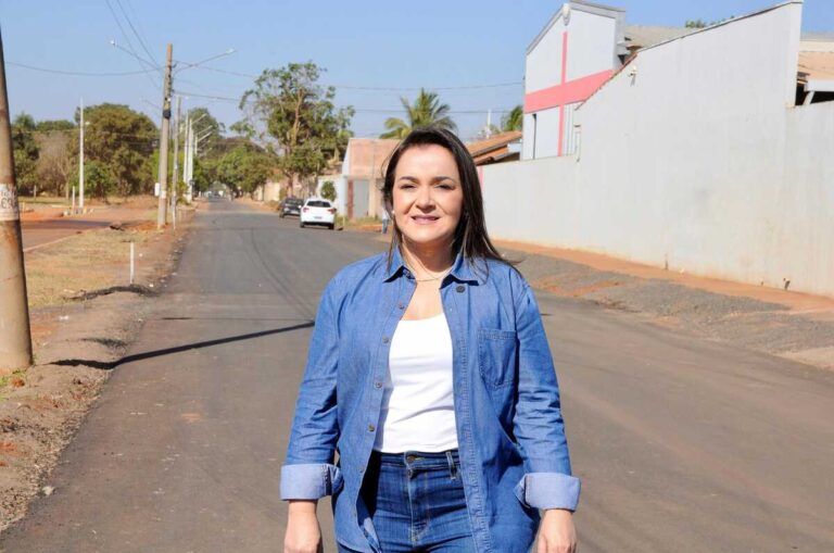 Adeus poeira e lama! Adriane Lopes garante asfalto e reforma de praça no Oliveira III