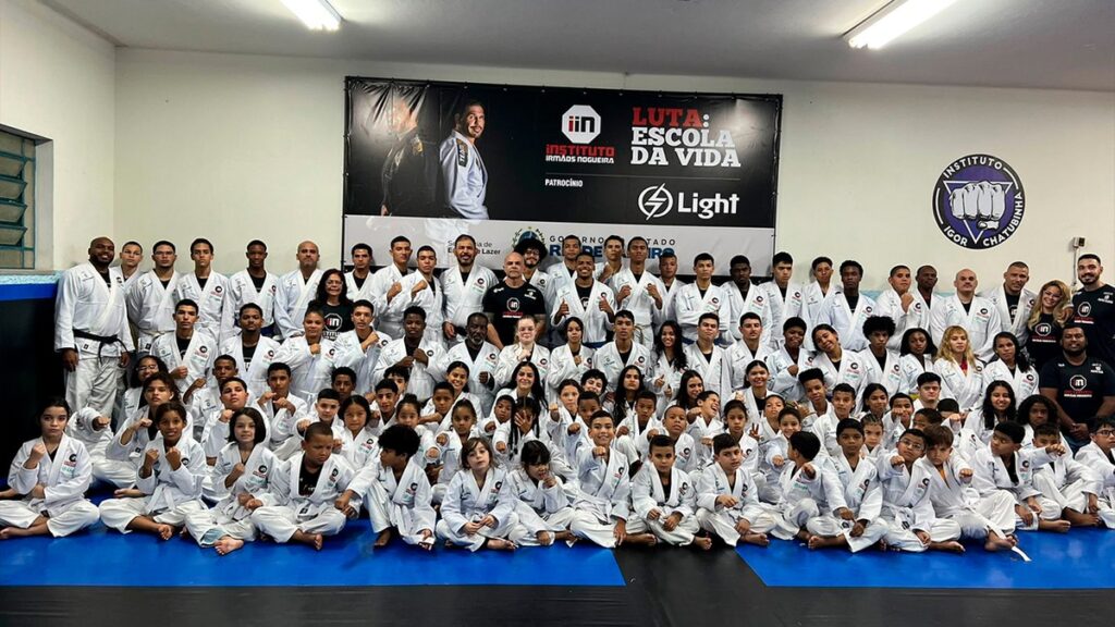 Alunos do Instituto Irmãos Nogueira do núcleo da Penha recebem mais de 150 kimonos