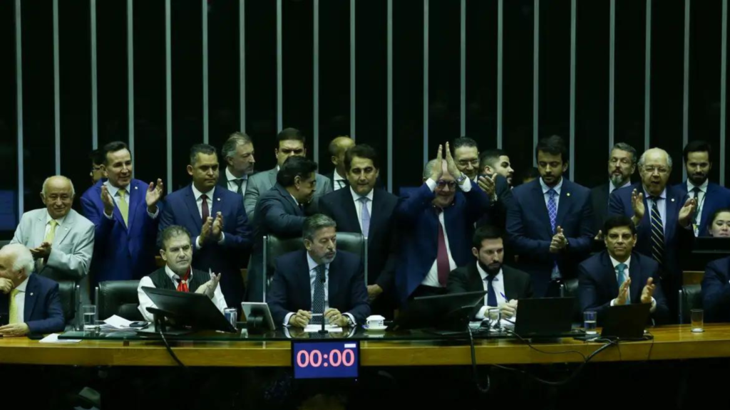 Câmara aprova texto-base da reforma tributária com trava no IVA; confira os destaques