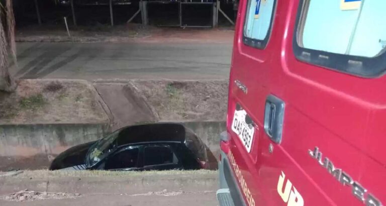 Carro cai em canal e é achado sem motorista no Centro de Chapadão do Sul