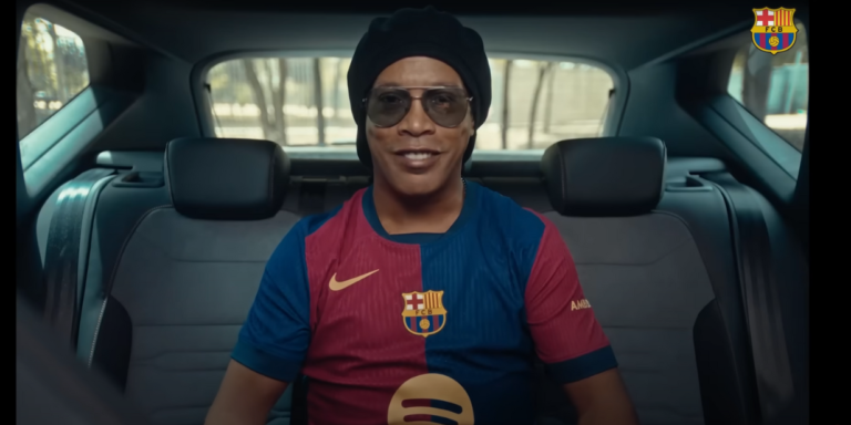 Com Ronaldinho Gaúcho, Barcelona divulga nova camisa titular para temporada 2024/2025