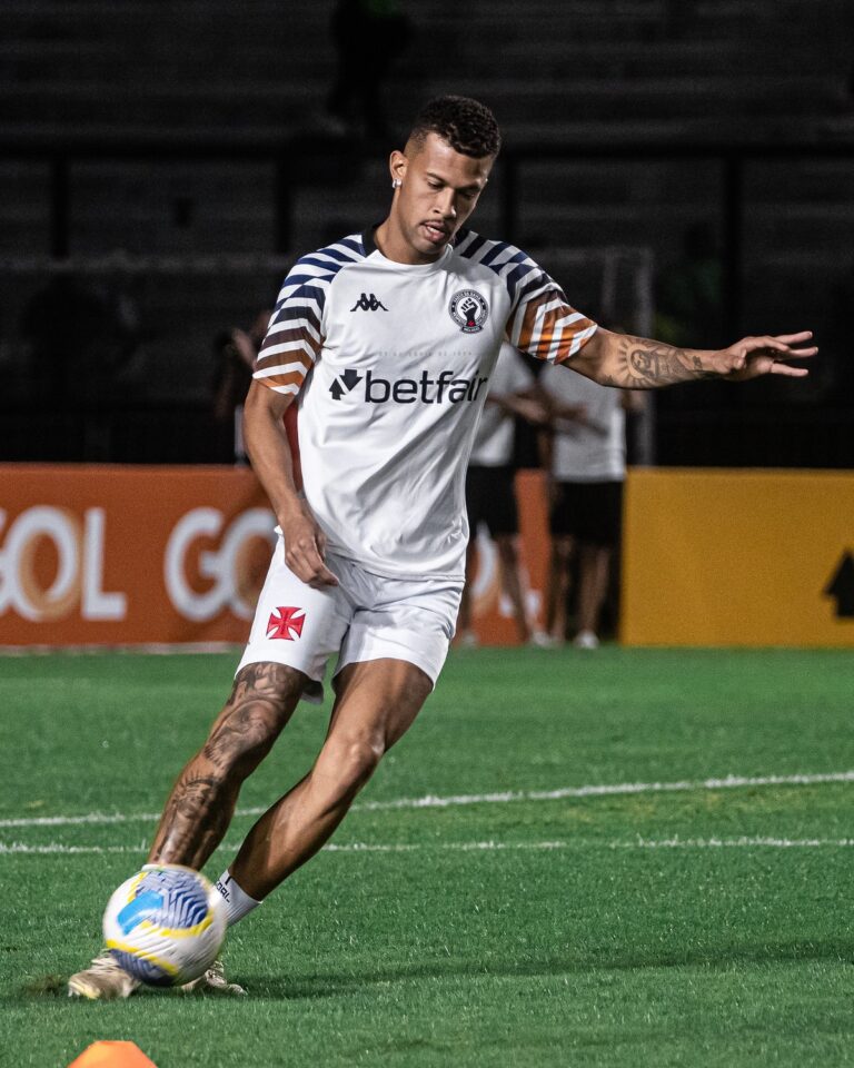 Com lesão no joelho, João Victor pode desfalcar o Vasco por mais de um mês