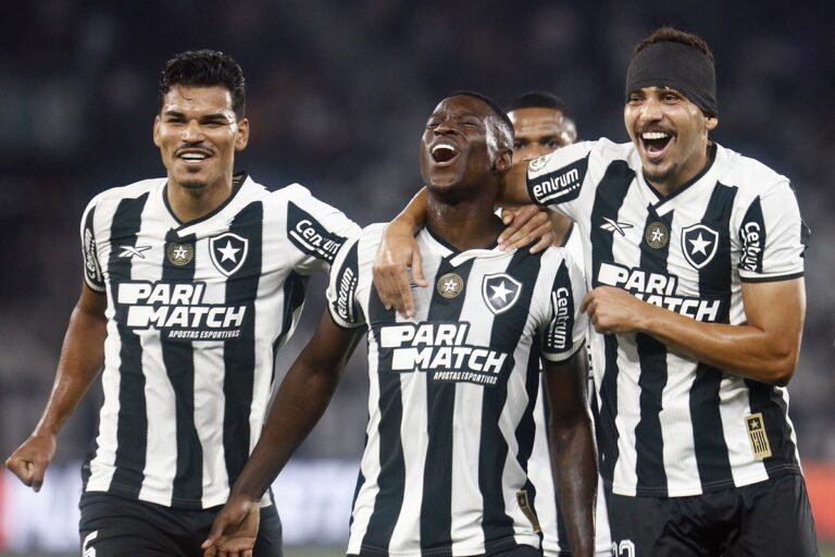 Em noite absoluta e de golaços, Botafogo atropela Atlético-MG e assume vice-liderança do Brasileirão