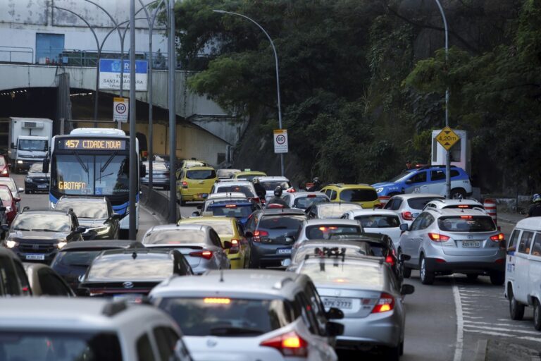 Estresse e desequilíbrio emocional podem ser causas de brigas no trânsito, dizem especialistas