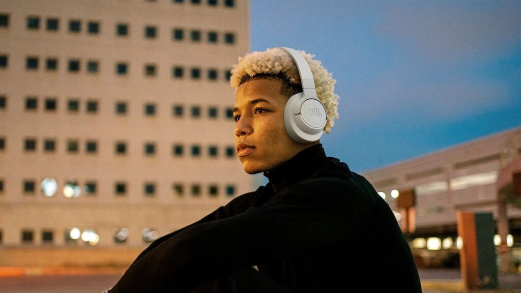 Fone de ouvido JBL branco: 7 modelos estilosos a partir de R$ 54