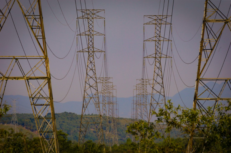 Funcionário de companhia de energia será indenizado em R$ 50 mil por mais de 12h de trabalho, decide Justiça