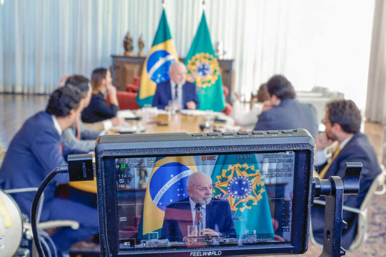 Lula sobrevoará áreas atingidas por incêndios no Pantanal de MS