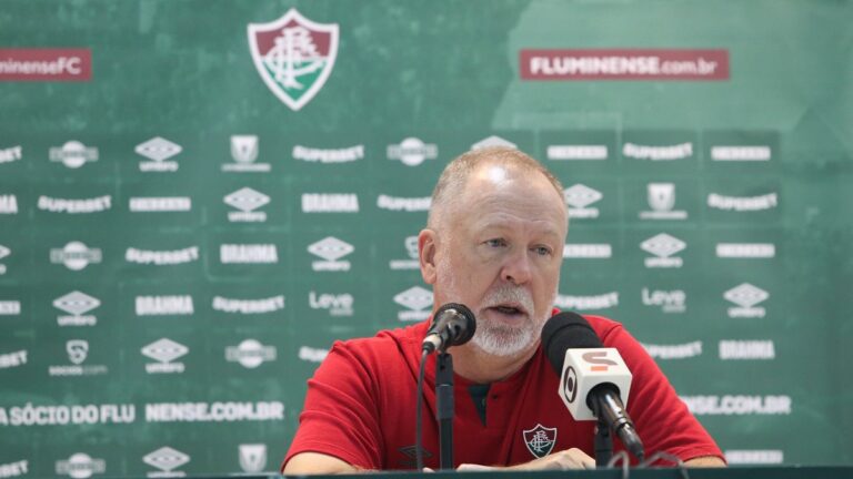 Mano Menezes comemora primeira vitória no comando do Fluminense: 'Aumenta a confiança'