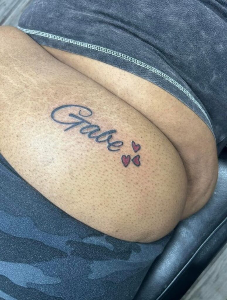 Onde ela tatuou o nome de homem? Ilusão de ótica viraliza e confunde internautas