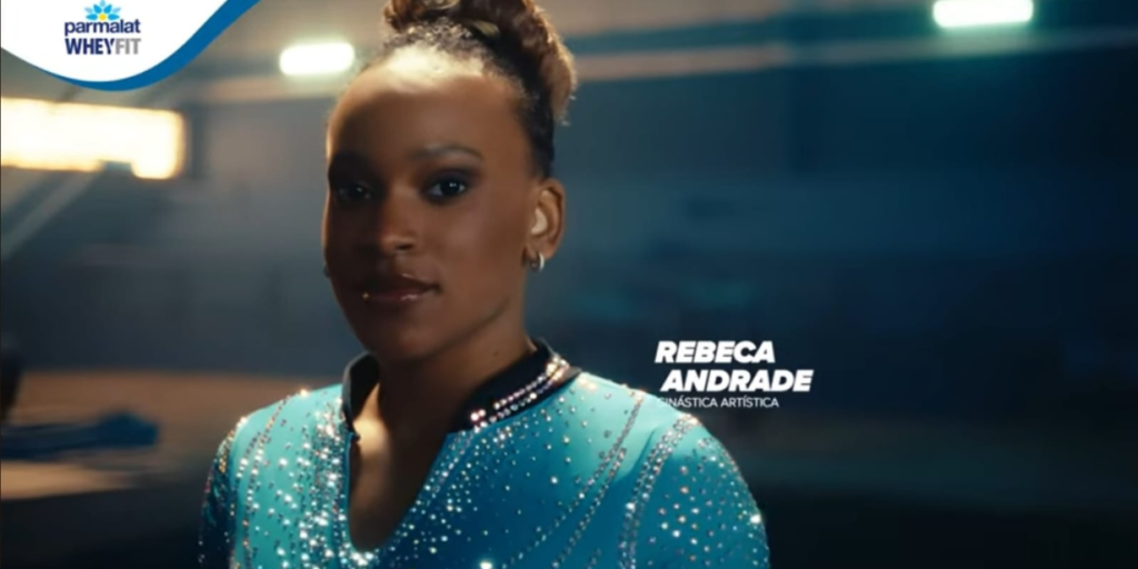 Patrocinadora de Rebeca Andrade faz ação e leva mãe de ginasta para torcer por filha em Paris