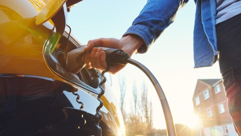 Carro elétrico carregando