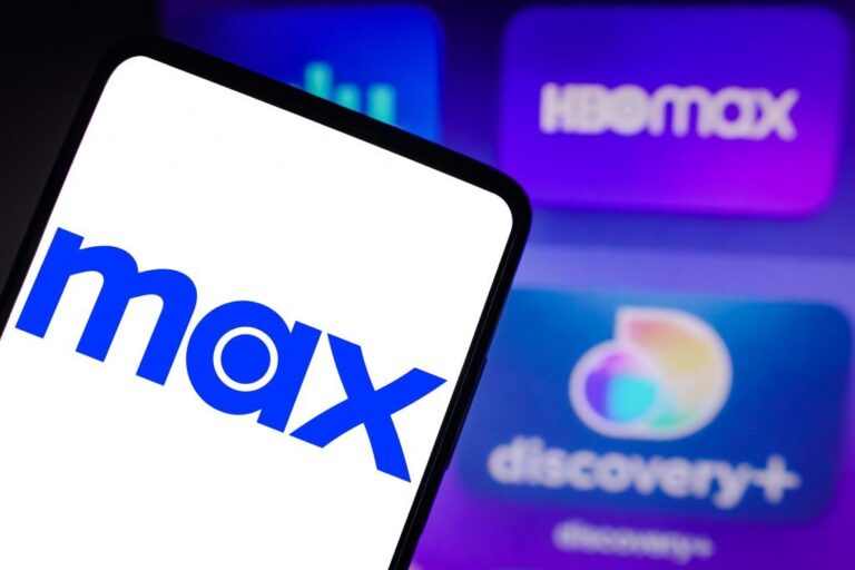 Logotipo da Max é visto exibido em um smartphone