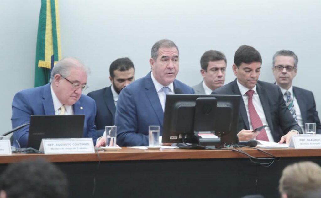 Reforma Tributária: absorvente fica isento, carro elétrico terá 'imposto do pecado' e carne está fora da cesta básica