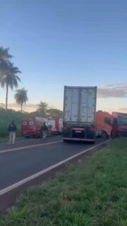 Tragédia na BR-163, próximo a Caarapó: acidente com carro e três carretas deixa um morto Um grave acidente envolvendo um carro e três carretas deixou uma pessoa morta na tarde desta sexta-feira (23), na BR-163, próximo a Caarapó, sentido Dourados. A vítima ainda não foi identificada e a dinâmica do acidente não foi divulgada. Bombeiros e a PRF atenderam a ocorrência e o trânsito ficou lento no trecho.

 Colaboração do @reporterbronka