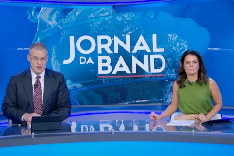 Adriana Araújo de volta ao Jornal da Band (Reprodução: Band TV)