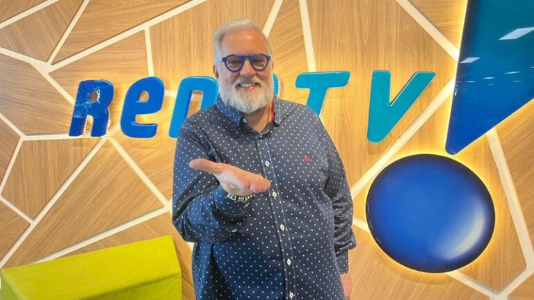 Após saída de Claudete Troiano, Leão Lobo é efetivado como novo apresentador do TV Fama