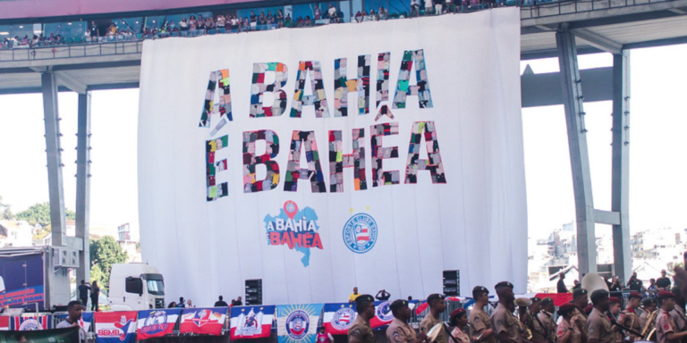 Bahia exibe bandeira com camisa de rivais para engajar torcida em jogo contra Botafogo