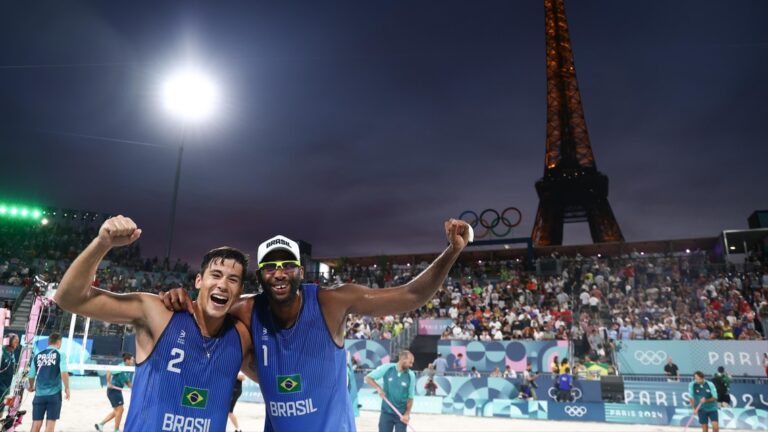 Com sucesso do vôlei de praia em Paris 2024, FIVB quer etapa do Circuito Mundial na Torre Eiffel