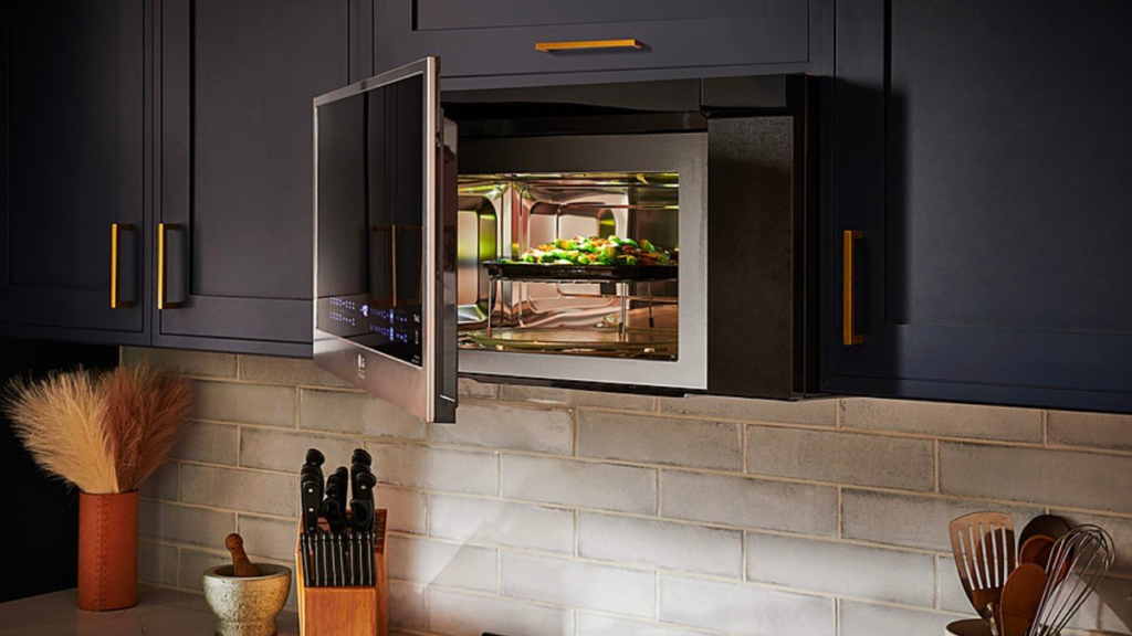 Como tirar cheiro de queimado do micro-ondas? Veja 3 formas de limpar