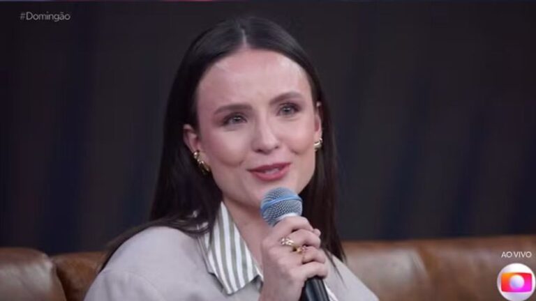 Larissa Manoela cai no choro ao falar de Silvio Santos: "Aperta o coração"