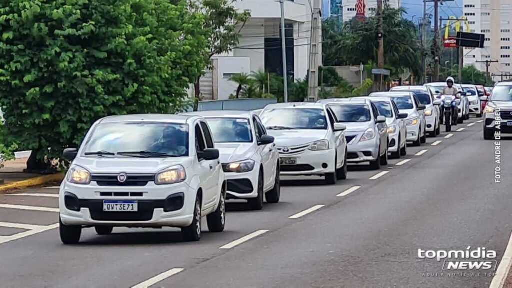 Motoristas de aplicativo que adesivarem carro podem ser multados, alerta MP