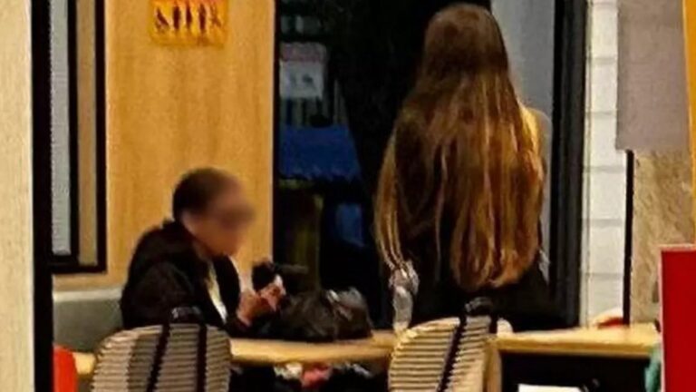 Mulher que mora no McDonald’s passa mal em cela e reclama de claustrofobia