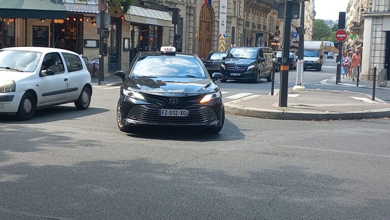 Paris vai de sonho a pesadelo para motoristas de táxi e aplicativos