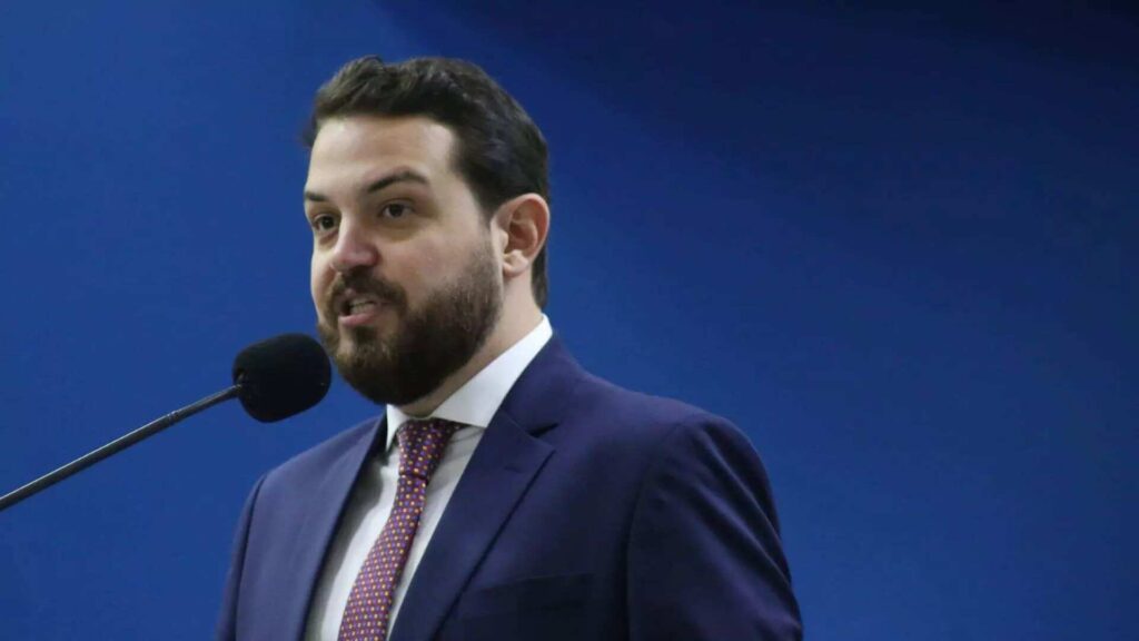 Réu por chefiar corrupção, Claudinho Serra não vai tentar reeleição