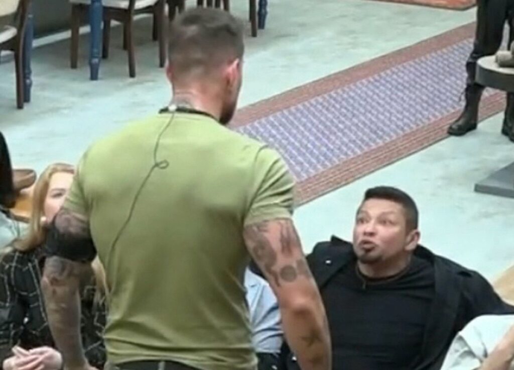 'Bombeiro da Eliana' parte para cima de ex-affair de Gracyanne, em 'A fazenda': 'Vai falar da minha mulher, palhaço?'