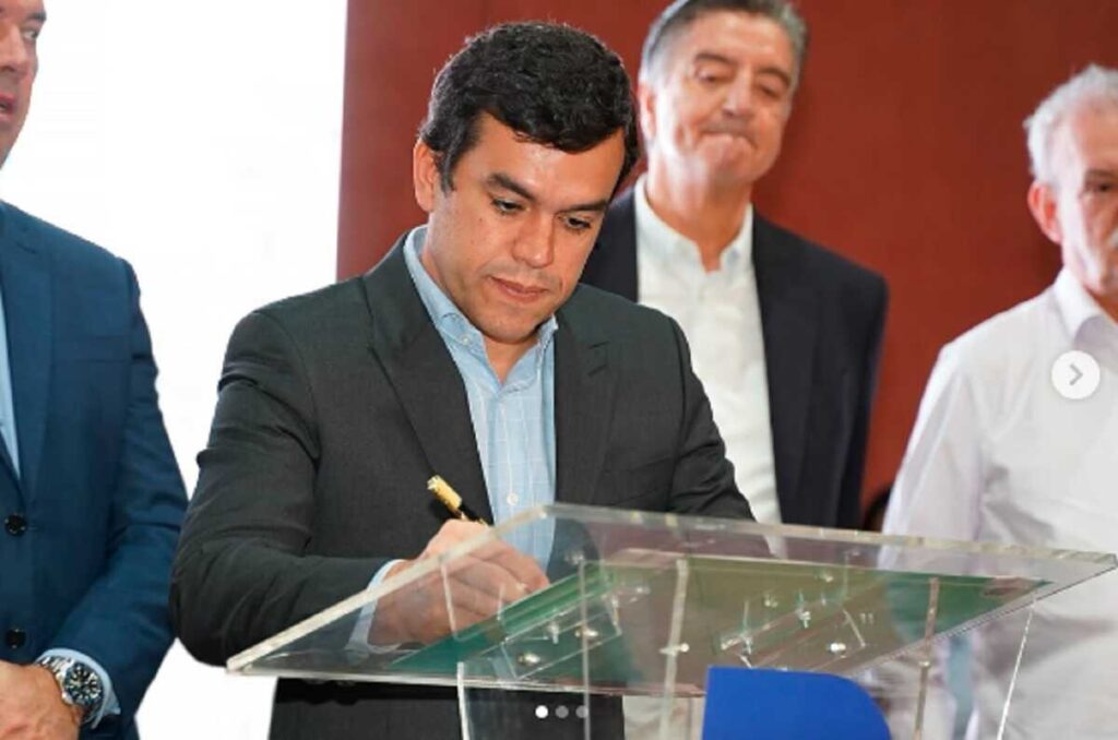 Beto Pereira é multado em R$ 5 mil por usar evento sertanejo como 'showmício' em Campo Grande