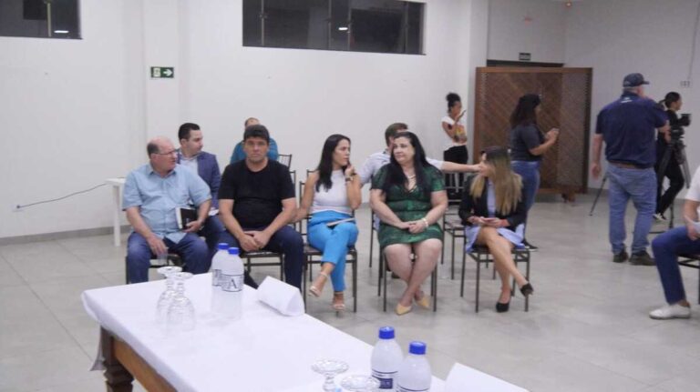 Cassado por 'abandonar' Educação, ex-prefeito apoia candidato em debate com professores