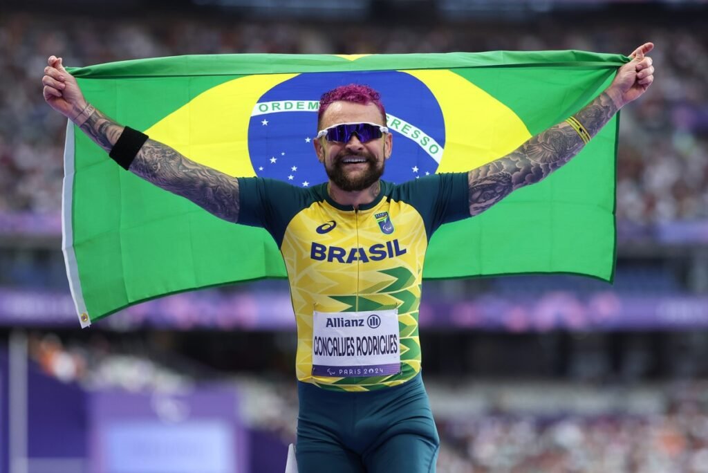 Ex-BBB Vinicius Rodrigues é bronze nas Paralimpíadas de Paris e amigos de reality comemoram