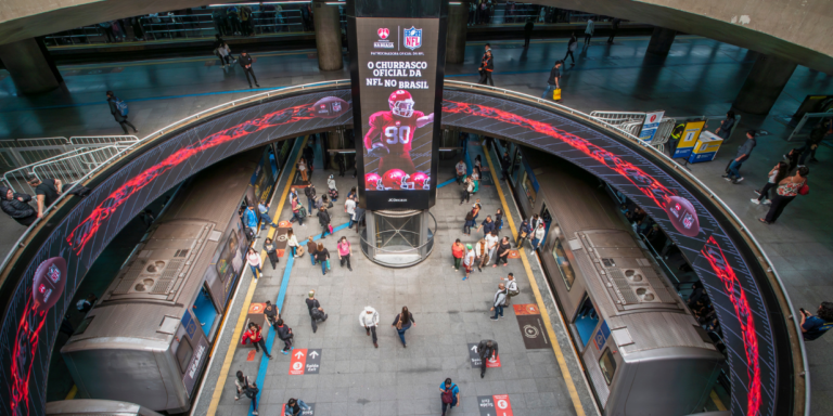 Marcas apostam em peças out-of-home para impactar público no primeiro jogo da NFL no Brasil