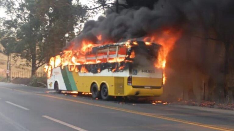 Mulher ateia fogo em ônibus com 25 passageiros e morre carbonizada