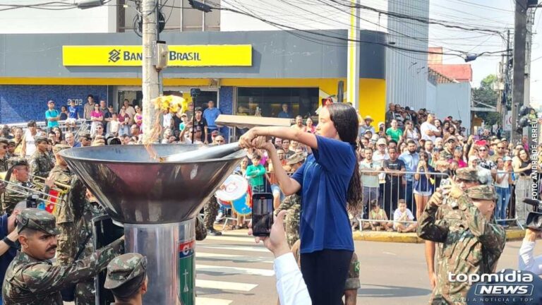 Nem aí para o Calor! Povo lotou desfile e vendedores riram à toa em Campo Grande (vídeo)