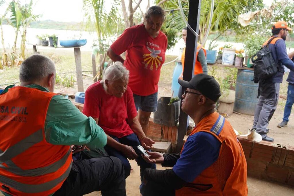 Ribeirinhos recebem missão com assistência médica em meio a incêndios no Pantanal de MS