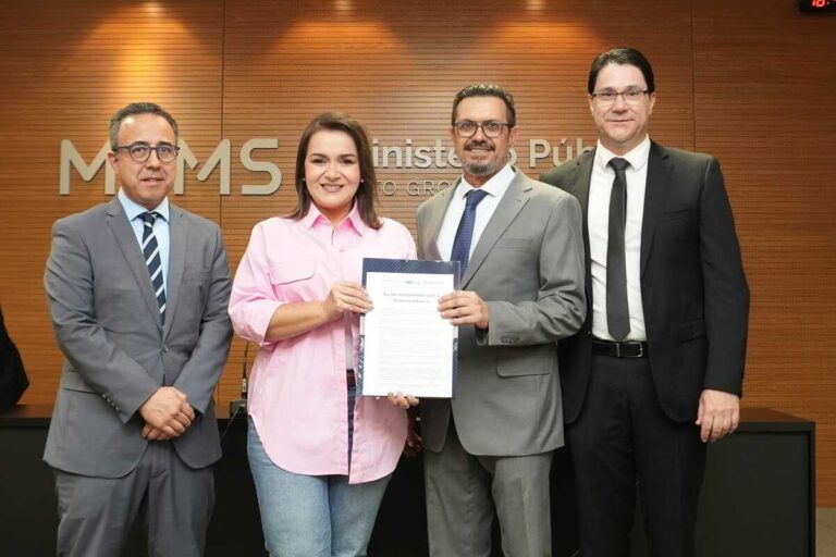 Adriane assina compromisso com a Primeira Infância e promete zerar filas nas EMEI's