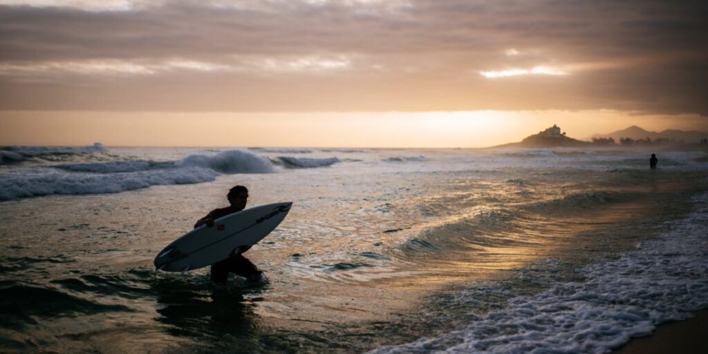 Com sucesso brasileiro na água e estreia no running, WSL encerra o Corona Saquarema Pro 2024