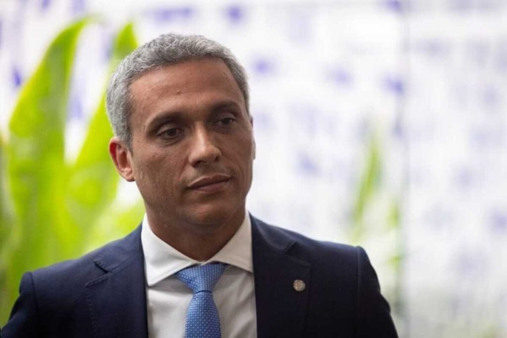 Deputado Gustavo Gayer, de Goiás, é alvo da PF por desvio de cota