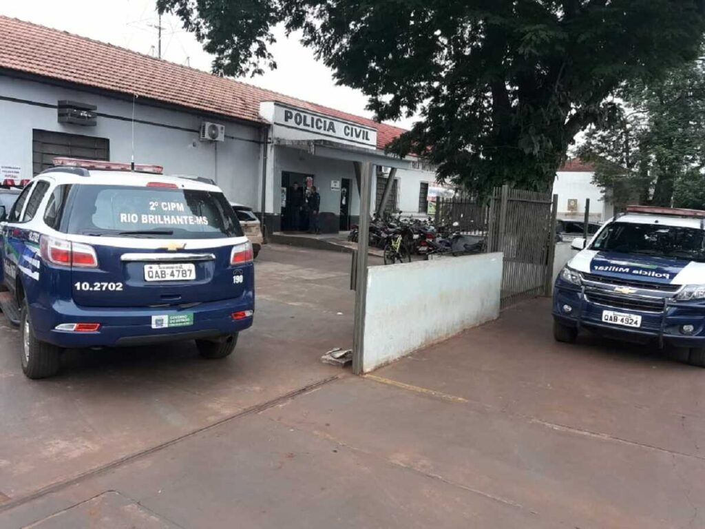 Ex-marido tenta invadir casa e mulher se salva em base da PM em Rio Brilhante