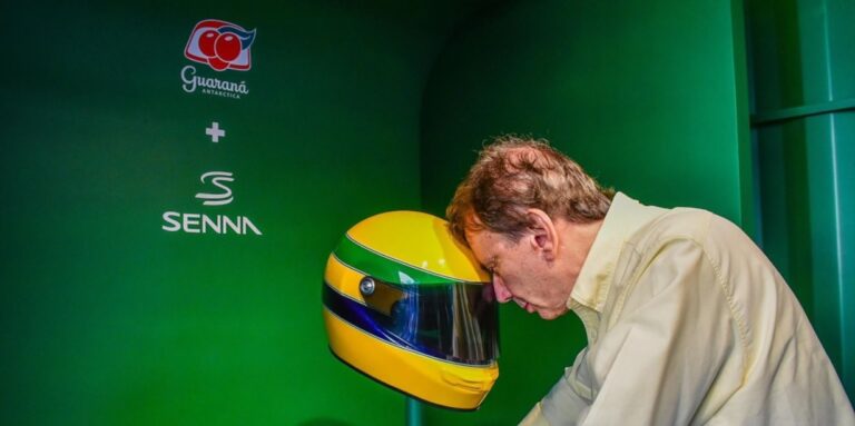 Guaraná Antarctica homenageia Ayrton Senna com capacete que reproduz a voz do piloto