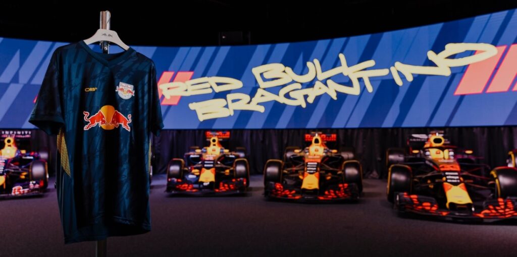 Red Bull Bragantino lança camisa em homenagem aos 20 anos da equipe Red Bull na Fórmula 1