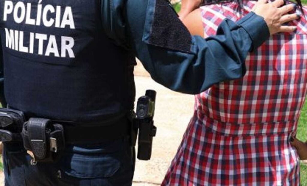 Vítima de violência doméstica aciona polícia para pegar roupas dos filhos no Oscar Salazar