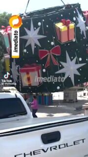 Trabalhador morre após guindaste tombar durante montagem de árvore de Natal em Manaus
Vídeo mostra caminhão tombando e estrutura despencando sobre as vítimas. 

Uma delas morreu ao chegar ao hospital; outro trabalhador ferido foi socorrido pelo Samu e segue internado com quadro estável.